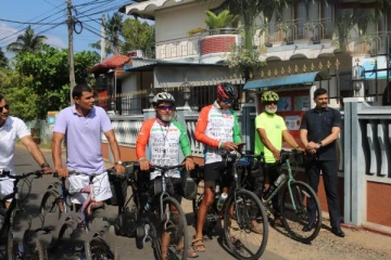 இலங்கையில் சைக்கிளில் சுற்றுப்பயணம் செய்யும் இந்தியர்கள்