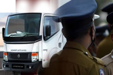 தமிழர் பகுதியில் லொறியில் இரகசிய அறை; சோதனையிட்ட பொலிஸாருக்கு அதிர்ச்சி!