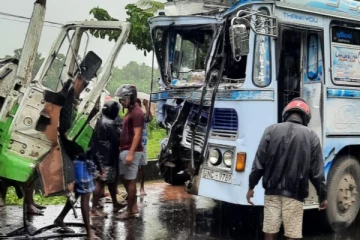கோர விபத்தில் சிக்கிய பேருந்து! பெரும் போராட்டத்திற்கு மத்தியில் மீட்கப்பட்ட சாரதி - 26 பேர் வைத்தியசாலையில்
