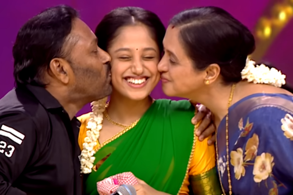 சரிகமப-வில் மகள் படுவதை கண்டு ரசித்து தேவயானி, ராஜகுமாரன்.. உருக்கமான வீடியோ | Devayani Rajakumaran In Saregamapa Show For Iniya