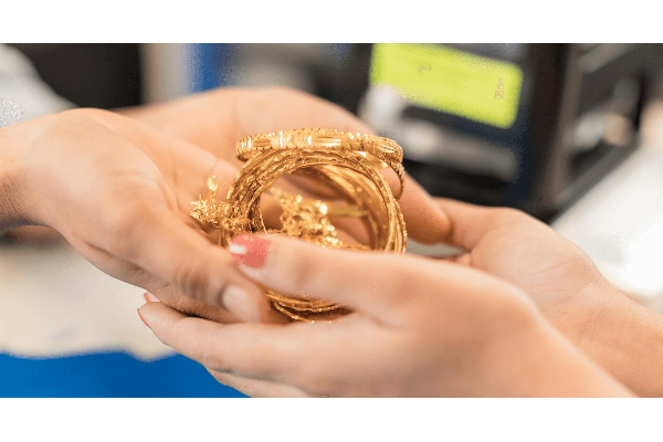 சுற்றுலா வந்த பிரிட்டன் பெண்ணுக்கு ஏற்பட்ட பரிதாப நிலை | Thieves Stole A British Womans Gold