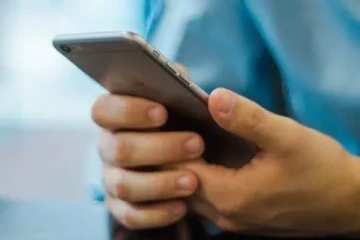 கணவருக்கு தெரியாமல் மனைவி வாங்கிய ஸ்மார்ட்போன் - கடைசியில் காத்திருந்த அதிர்ச்சி