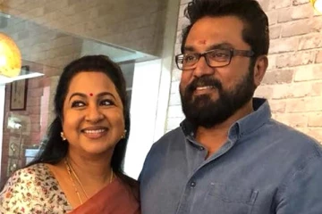 நீச்சல் குளத்தில் சரத்குமார் - ராதிகா.. மகள் வரலக்ஷ்மி வெளியிட்ட வீடியோ