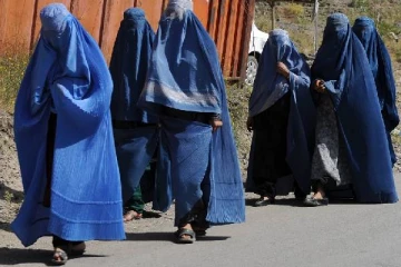 காபூலில் புர்கா அணிந்து தப்பிய பிரித்தானிய  கமாண்டோக்கள்... வாகனங்களில் தாலிபான் கொடி