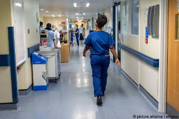 சுகாதாரத்துறையில் வேலை... பல ஆயிரம் வெளிநாட்டினர் பிரித்தானியாவில் புகலிடக் கோரிக்கை விண்ணப்பம் | Care Workers Lodged Asylum Claims