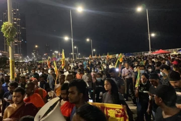 கொமும்பில் நள்ளிரவிலும் ஜனாதிபதியை பதவி விலகுமாறு கோசம்போடும் இளைஞர்கள்!