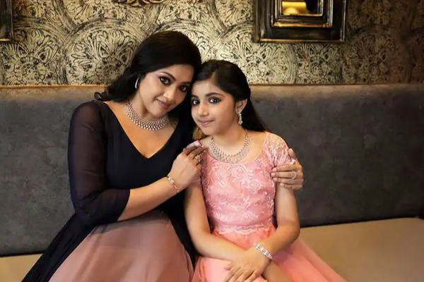 அழகில் அம்மாவை மிஞ்சிய நைனிகா.. இணையத்தில் வைரலாகும் புகைப்படம் | Meena And Nainika Latest Photoshoot