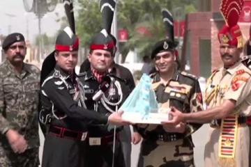 ‘இந்தாங்க ஸ்வீட் சாப்பிடுங்க’ - இந்தியா, பாகிஸ்தான் வீரர்களின் சுதந்திர தின கொண்டாட்டம்