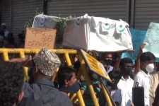 මුස්ලිම් කොරෝනා මෘදදේහ භූමදාන නොකලොත් සිංහල-මුස්ලිම් සංහිදියාව බිද වැටෙනවා..- කළුතර ලොක්ඩවුන් බිදගෙන විරෝධතා..