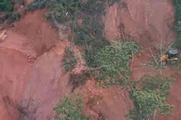 தாய், இரு குழந்தைகளுடன் மண்ணில் புதைந்த வீடு ; இன்று வரை மீட்க முடியாத அவலம் | Two Children Found Buried In A Mud Covered House தாய், இரு குழந்தைகளுடன் மண்ணில் புதைந்த வீடு ; இன்று வரை மீட்க முடியாத அவலம் | Two Children Found Buried In A Mud Covered House