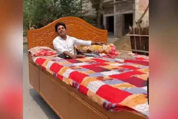 கட்டில் மெத்தையை காராக மாற்றிய நபர் - நடுரோட்டில் ஓட்டி அசத்தல்