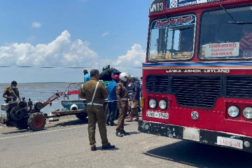 மன்னார் வீதியில் கோர விபத்து - ஒரே குடும்பத்தை சேர்ந்த ஐவருக்கு நேர்ந்த கதி! (படங்கள்)