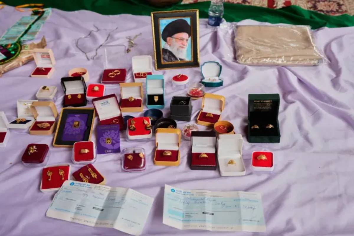 ஈரானில் பாதிக்கப்பட்டவர்களுக்கு உண்டியல் பணத்தை வழங்கிய காஷ்மீர் சிறுமிகள் | Indian Little Girls Donate Savings For Iran Relief