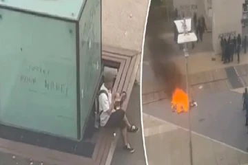 பிரான்ஸில் வன்முறைக்கு நடுவே சான்ட்விச் ருசிக்கும் வாலிபர்