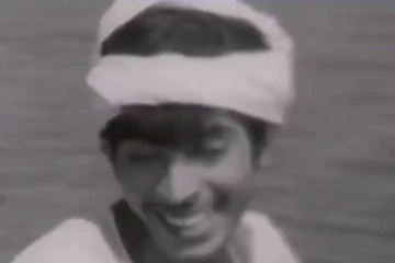 இந்த புகைப்படத்தில் இருக்கும் சூப்பர்ஸ்டார் நடிகர் யார் தெரியுமா.. தெரிஞ்சா ஷாக் ஆகிடுவீங்க