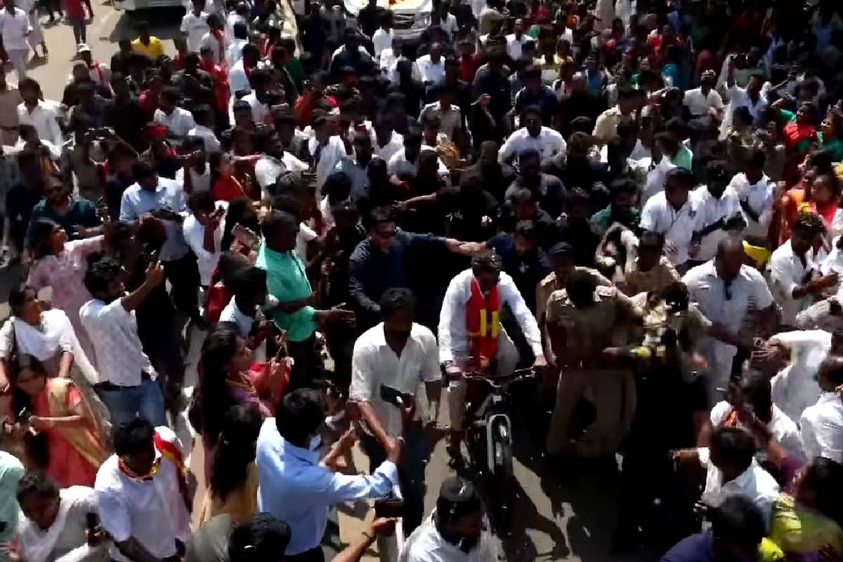 காரைக்குடியில் பேசாமல் சென்ற விஜய் - தொண்டர்கள் ஏமாற்றம் | Vijay Left Karaikudi Without Speech In Campaign