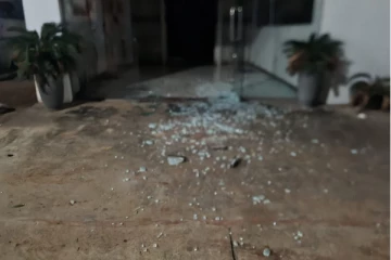 யாழில் மர்ம நபர்களால் தாக்கப்பட்ட உணவகம் (video)