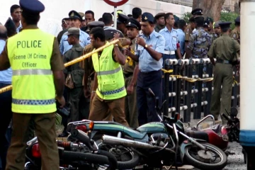 நடுவீதியில் கை,கால்கள் ஒன்றாக கட்டப்பட்டு இளைஞர் கொலை!