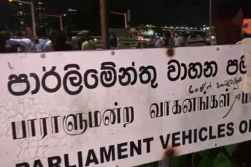 நாடாளுமன்ற வளாகத்தில் உள்ளாடைகளை தொங்கவிட்டு எதிர்ப்பு தெரிவித்த மாணவர்கள் (Video)