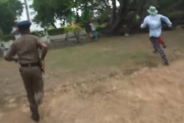 கொழும்பில் சந்தேக நபர்களை துரத்திச் சென்று பிடித்த பொலிஸார்! வைரல் காட்சிகள்