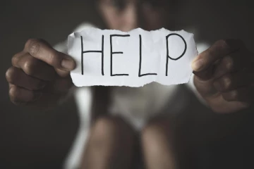 இலங்கை பெண்களை தகாத தொழிலில் ஈடுபடுத்த உதவியதாக கூறப்படும் தூதரக அதிகாரி பணியிடை நீக்கம்..!