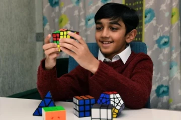 ஐன்ஸ்டீன்- ஹாக்கிங் ஆகியோரை பின்னுக்கு தள்ளிய பிரித்தானிய சிறுவன்: IQ-வில் புதிய சாதனை