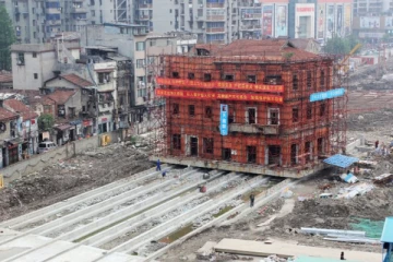 100 ஆண்டுகள் பழமையான கட்டிடத்தை இடமாற்றிய நாடு; எங்கு தெரியுமா!