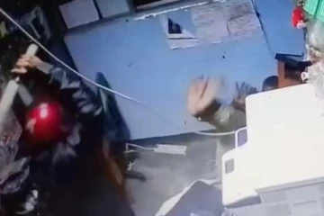 වෙළෙඳසැළකට පැන සිදුකල  අමානුෂික කඩු ප්‍රහාරයකින් පුද්ගලයෙකු ජිවිතක්ෂයට - බිහිසුණු අතිශය සංවේදී දර්ශන සහිතයි (CCTV VIDEO)