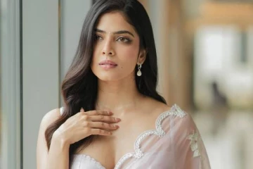 சேலையில் இப்படி மின்னும் தங்கலான் பட நாயகி மாளவிகா மோகனன்!! புகைப்படங்கள்..