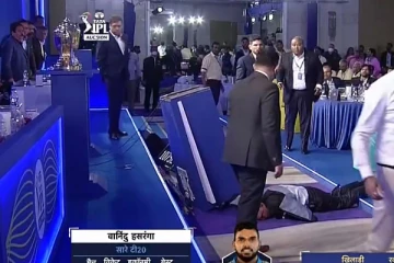 Breaking; ஐபிஎல் மெகா ஏலத்தின் போது திடீரென மயங்கி விழுந்த ஏலத்தார்