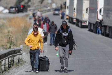 அணிதிரட்டலில் இருந்து தப்பிக்க எல்லையைத் தாண்டும் ஆண்கள்!