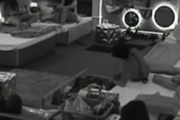 ஒரே ஆபாசப்பேச்சுகள்... எல்லை மீறும் பிக் பாஸ் போட்டியாளர்களால் வெடித்த சர்ச்சைகள்! இது தான் உண்மை முகமா? | Few Bigg Boss Ultimate Contestants Performing