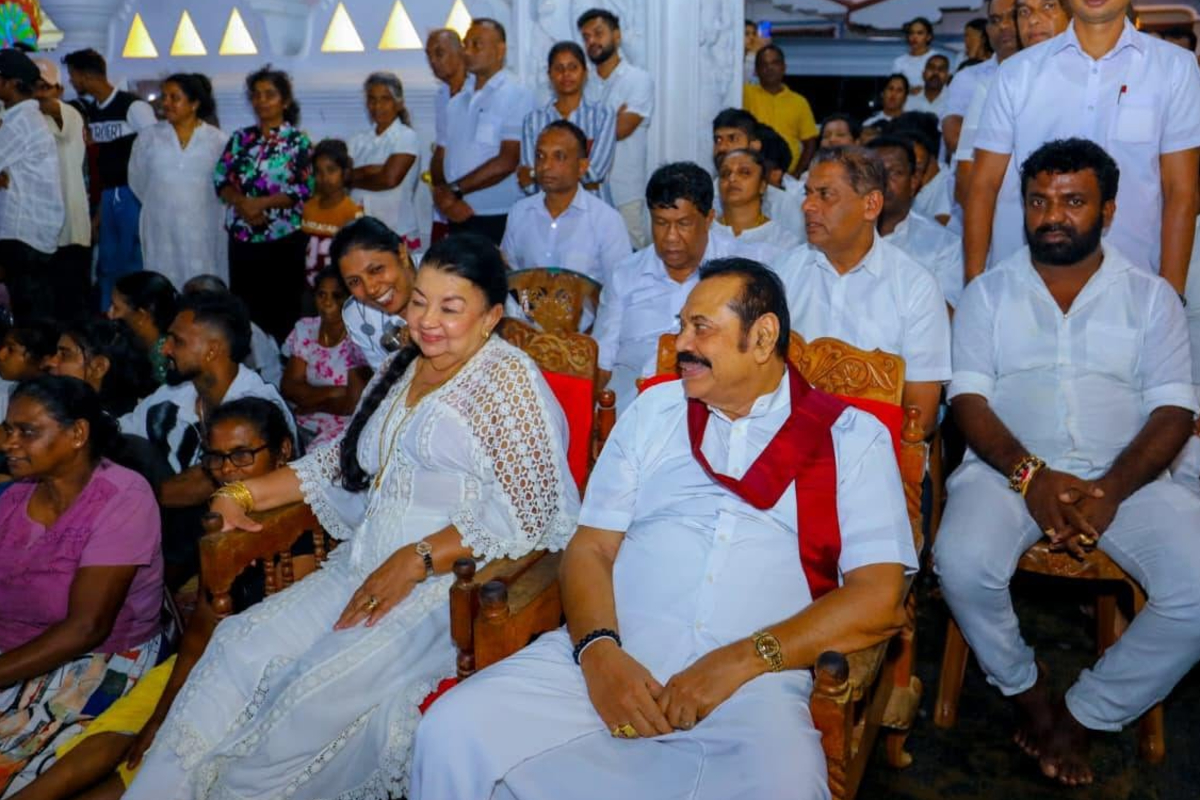 மகிந்தவுக்கு பதிலாக கைது செய்யப்பட்ட ஷிரந்தி! கை விலங்கோடு மக்களிடம் காட்சிப்படுத்த தீர்மானம் - வலுக்கும் எதிர்ப்பு | Shiranthi Arrested In Place Of Mahinda