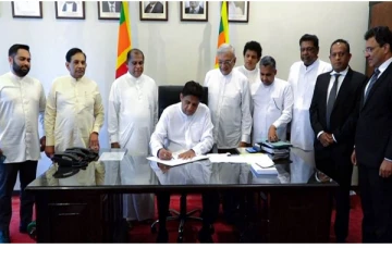 கெஹலியவுக்கு எதிரான நம்பிக்கைல்லா பிரேரணையில் கையெழுத்திட்டது எதிரணி