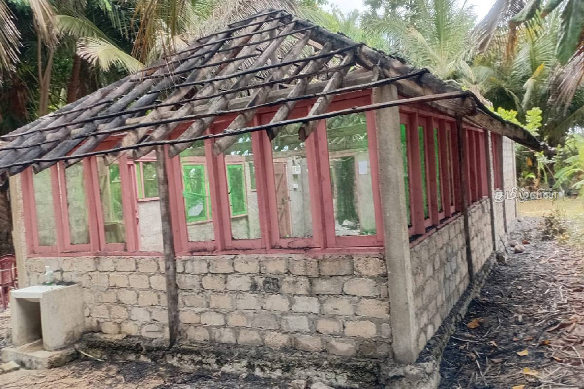 அல்லைப்பிட்டியில் பகுதியில் தீ விபத்து - கட்டங்கள் உட்பட பெறுமதியான நூல்கள் எரிந்து நாசம் | Fire Breaks Out In Allaipitiya Area