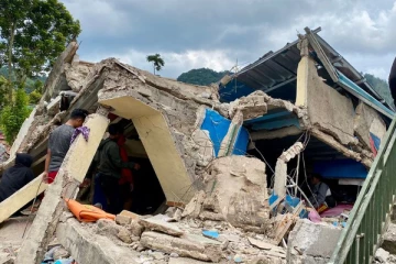 துருக்கியில் ஏற்பட்ட நிலநடுக்கத்தால் இரண்டாகப் பிரிந்த கிராமம்