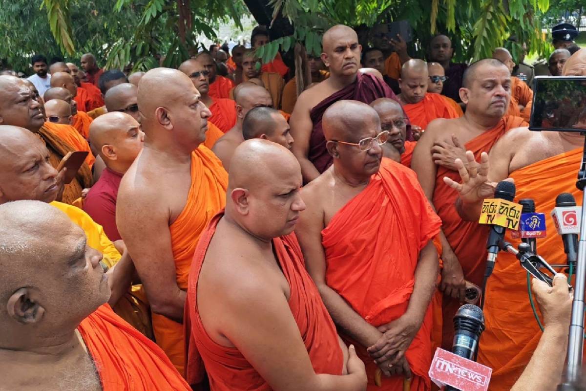 போர்க்கால குற்றங்களை ஆராயும் சந்தர்ப்பங்களில் கிளர்ந்தெழும் சக்திகள்! சுனந்த தேசப்பிரிய தெரிவித்துள்ள கருத்து.. | Civil War Sri Lanka Sunanda Deshapriya போர்க்கால குற்றங்களை ஆராயும் சந்தர்ப்பங்களில் கிளர்ந்தெழும் சக்திகள்! சுனந்த தேசப்பிரிய தெரிவித்துள்ள கருத்து.. | Civil War Sri Lanka Sunanda Deshapriya