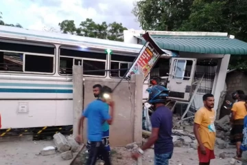 சிகை அலங்கார நிலையத்திற்குள் புகுந்த பேருந்து! இருவர் வைத்தியசாலையில்