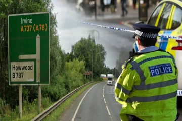 பிரித்தானியாவில் இடம்பெற்ற வாகன விபத்தில் பெண் ஒருவரும் நான்கு குதிரைகளும் பலி