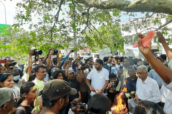 கொழும்பு முள்ளிவாய்க்கால் நினைவேந்தலுக்கு இடையூறு; பொலிஸார் குவிப்பு (Photos) | Commemoration Disrupted By Colombo Floodgates