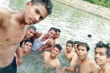 கோவில் குளத்தில் நீந்தச் சென்ற இளைஞர்கள்: செல்பியால் தெரியவந்த அதிரவைக்கும் உண்மை