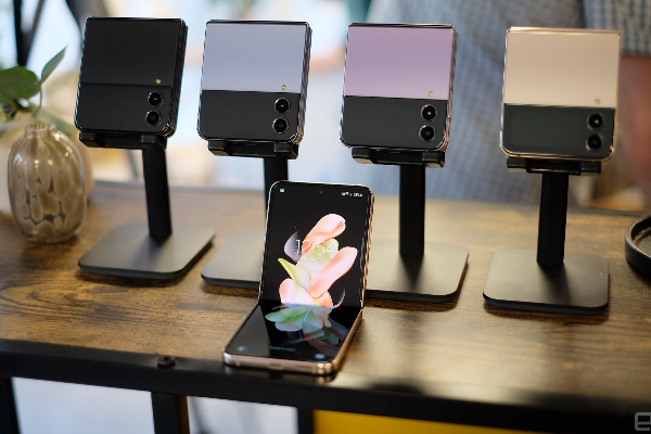 சாம்சங் நிறுவனத்தின் மடிக்கக்கூடிய samsung galaxy z flip 4 மாடல் அறிமுகம்! சிறப்பு அம்சங்கள் என்ன? | Samsung Launches Galaxy Z Flip4