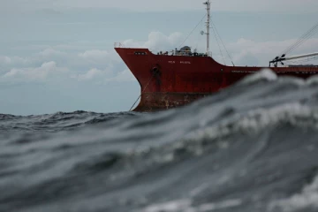 கிரீஸ் நாட்டில் கடும் புயலில் கடலில் கவிழ்ந்த சரக்கு கப்பல்; 12 பேர் மாயம்