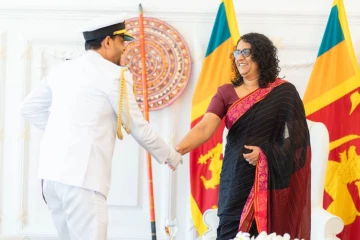 අභිනව නාවික හමුදාපති, අග්‍රාමාත්‍යතුමිය හමුවෙයි