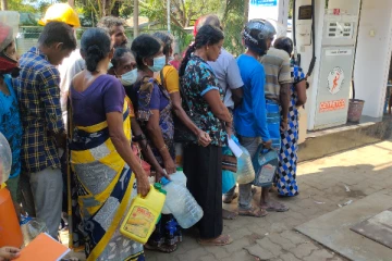 நாடளாவிய ரீதியில் தொடரும் எரிபொருள் வரிசை : மக்கள் விசனம் (Photos)