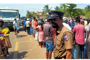 கிளிநொச்சியில் எரிவாயுவுக்காக காத்திருந்த மக்கள் வீதியை மறித்து போராட்டம் (Photos)