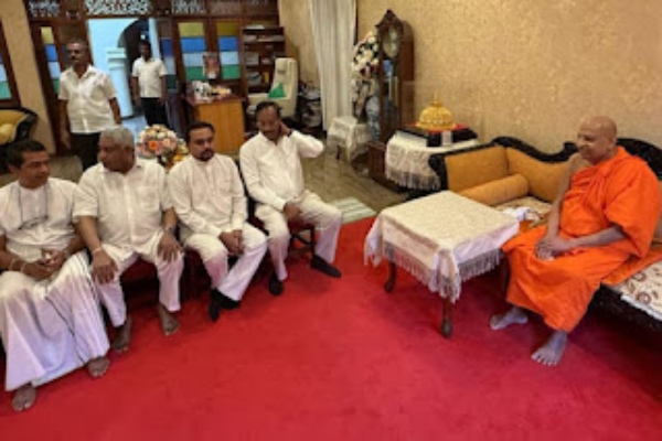 கைது அச்சம்: மகாநாயக்க தேரர்களிடம் தஞ்சமடைந்த முன்னாள் எம்.பிக்கள் | Fear Of Arrest Former Mps Seek Mahanayake Theros