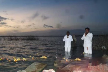 முள்ளிவாய்க்கால் பேரவலம்;   நந்திக்கடலில் மலர்தூவி அஞ்சலி செலுத்திய  ரவிகரன் !