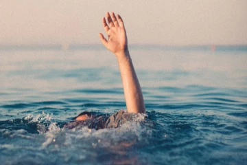 மகனை காப்பாற்ற முயன்ற தந்தை குளத்தில் மூழ்கி உயிரிழப்பு