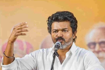 விஜய் பையில் கத்தரிக்கோல்: விமான நிலையத்தில் தடுத்து நிறுத்தம்